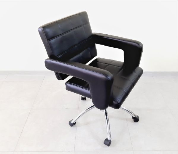 Парикмахерское кресло Берта (черное) пневматика пятилучье.